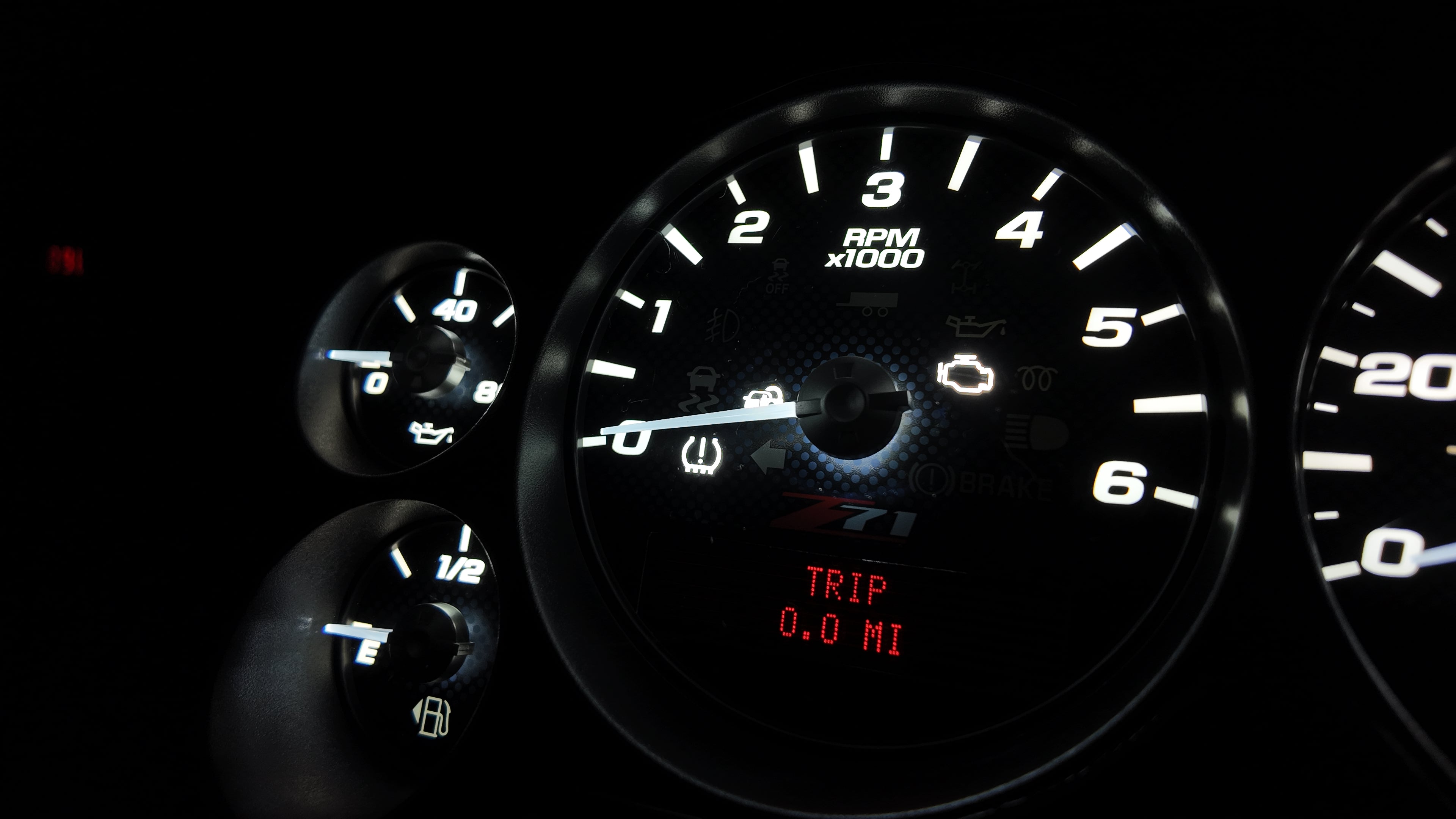 2007–2014 GM Carbon Fiber Z71 Gauge Cluster | white LED Backlight + White Warning Lights |